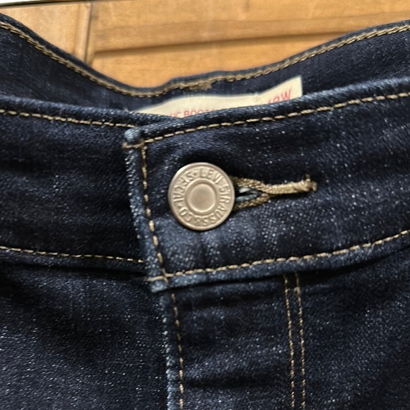 Women's Dark Wash Levi’s Jeans - Picture 3 of 5